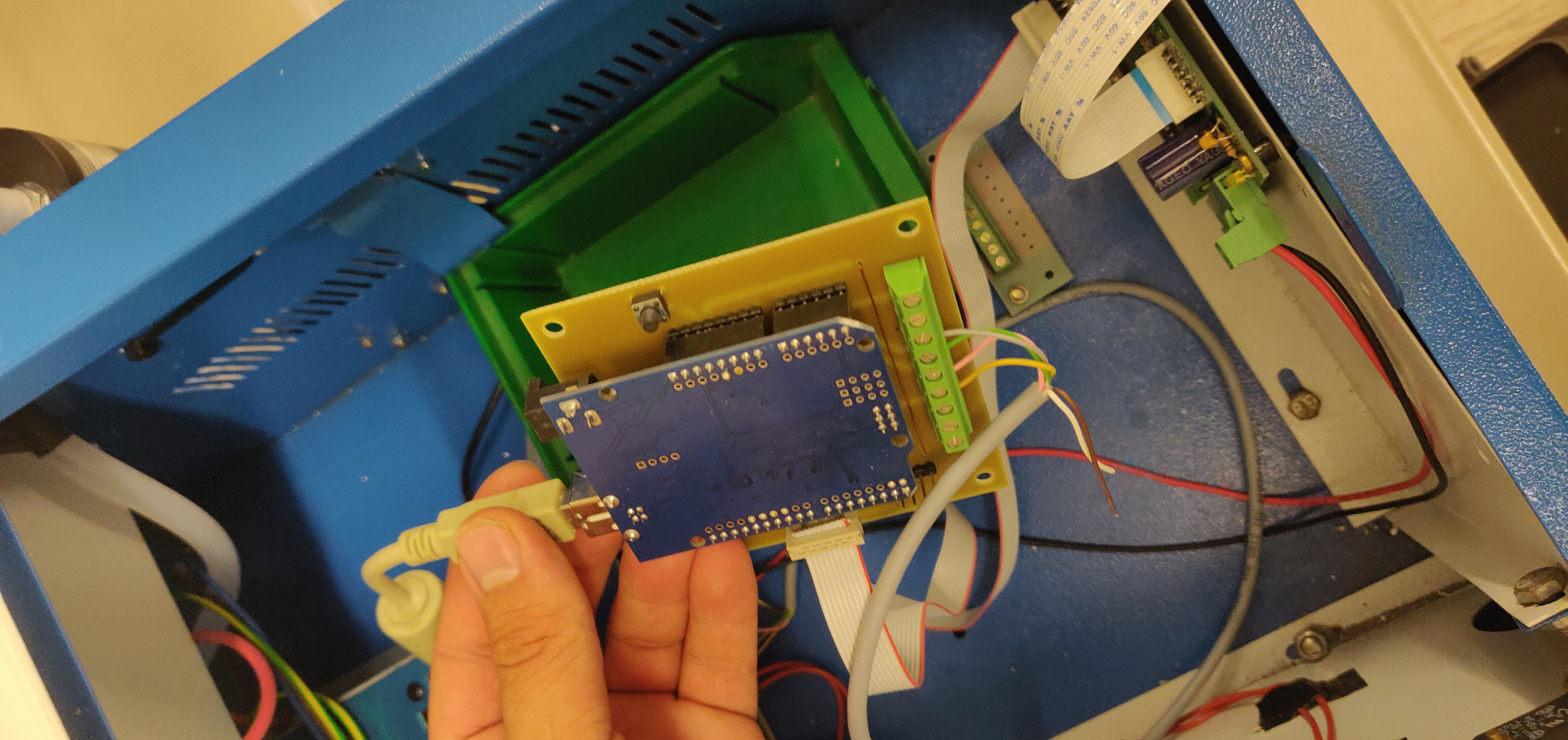 Arduino UNO auf einer selbst gefrästen Platine mit einigen Anschlüssen