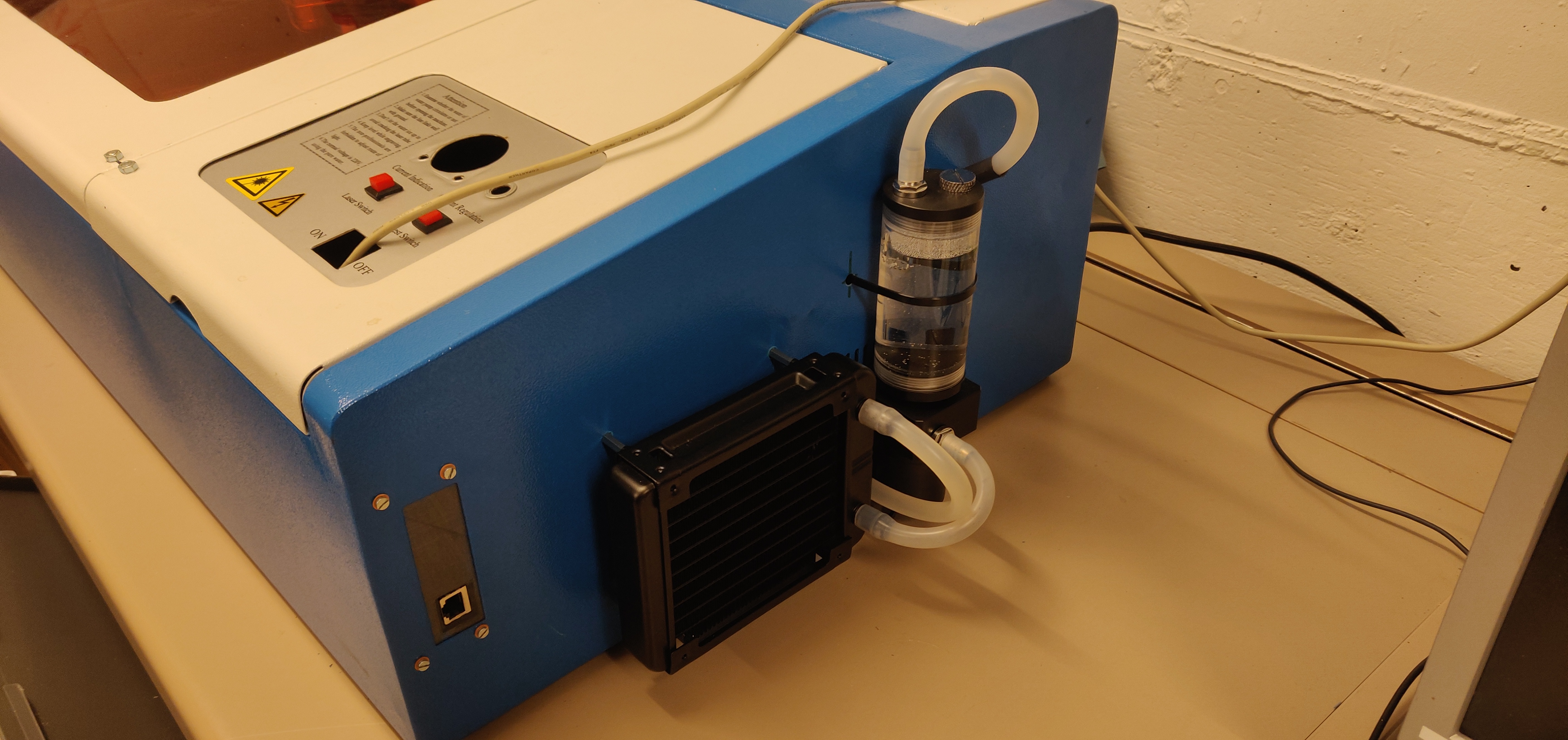 Wasserkühlung und Radiator auf der Seite des Lasers