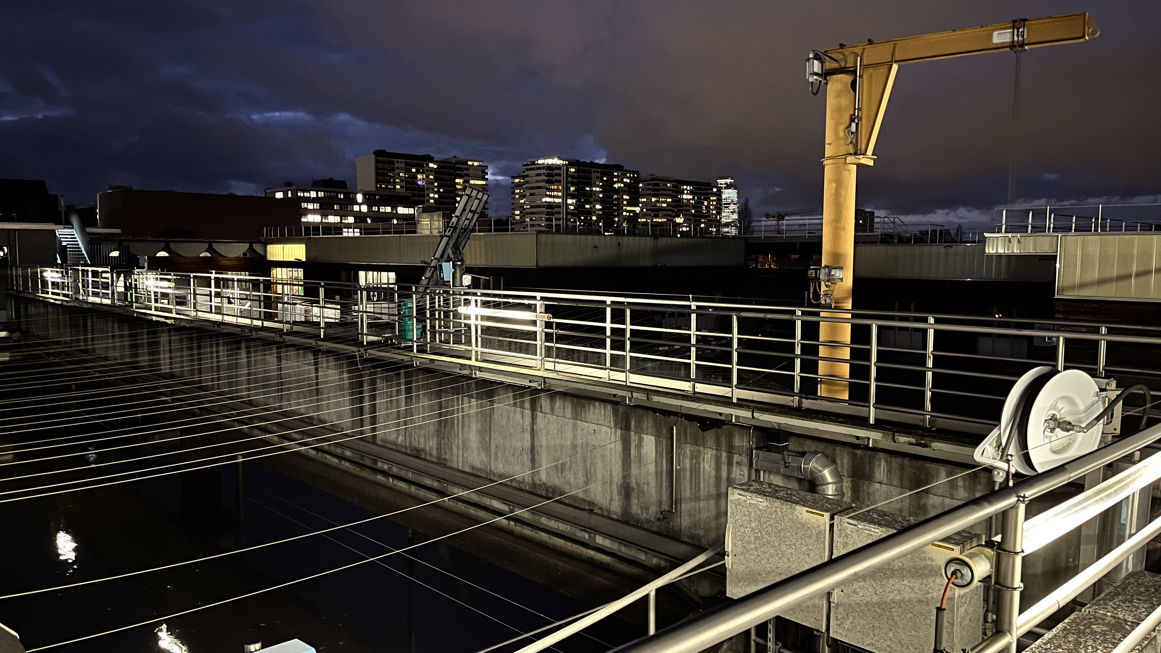 Blick über eines der 5 biologischen Becken der Anlage bei Nacht Lizenz CC BY-NC-SA 4.0 by cos_caup